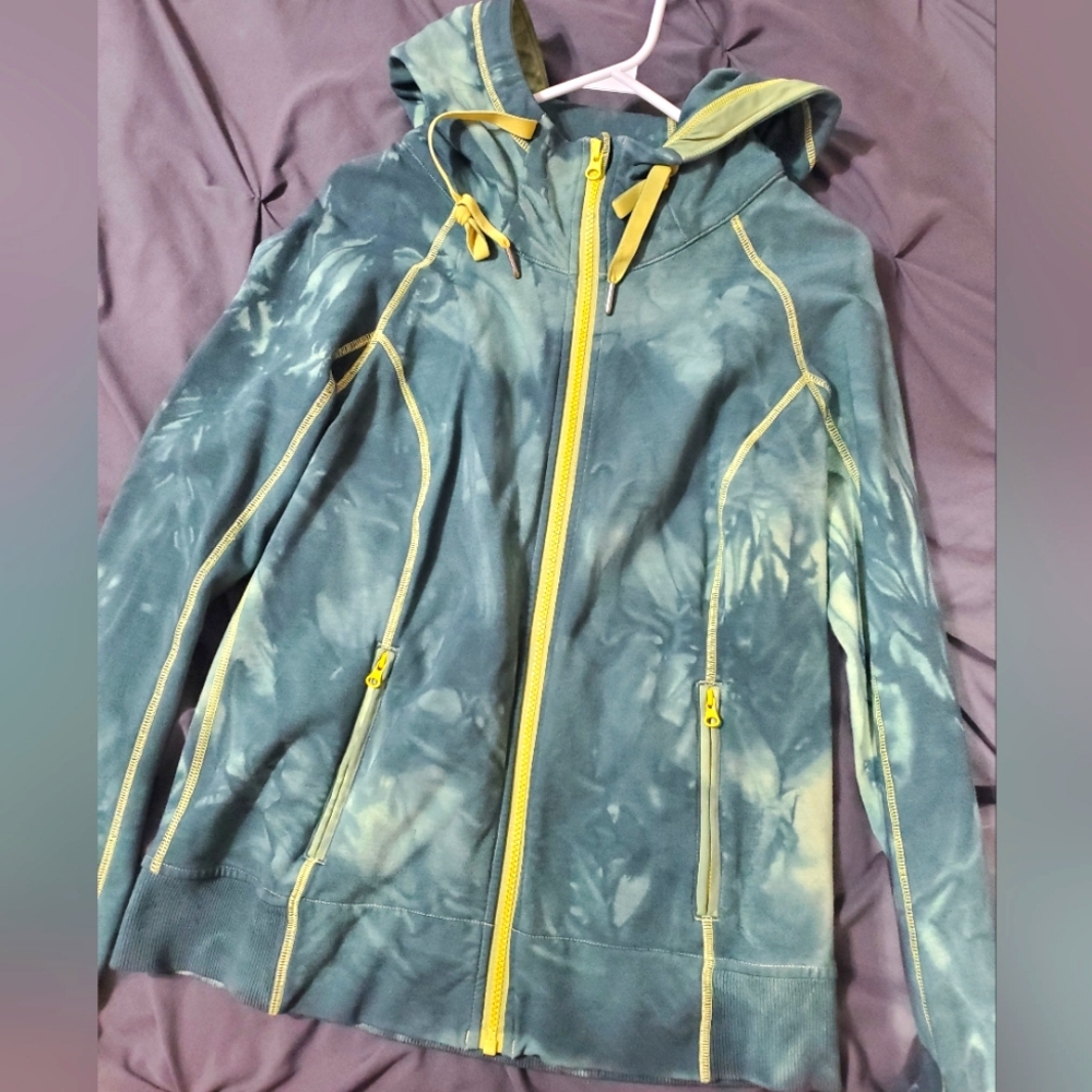 Size 12 lululemon zip up